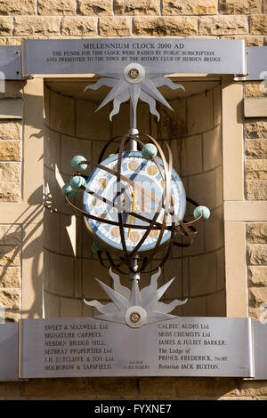 Großbritannien, England, Yorkshire, Calderdale, Hebden Bridge, St Georges Street, Millennium-Uhr Stockfoto