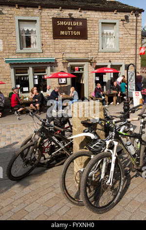 Großbritannien, England, Yorkshire, Calderdale, Hebden Bridge, St. Georges Square, Fahrräder vor Schulter Hammel pub Stockfoto