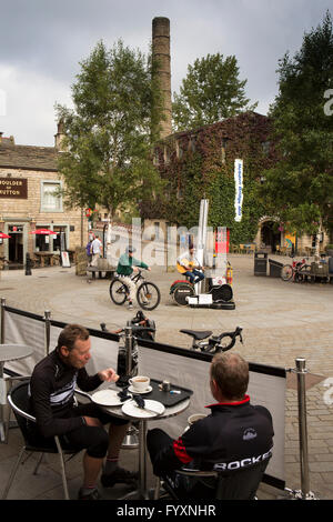 Großbritannien, England, Yorkshire, Calderdale, Hebden Bridge, St. Georges Square, Kunden im Straßencafé Busker anhören Stockfoto