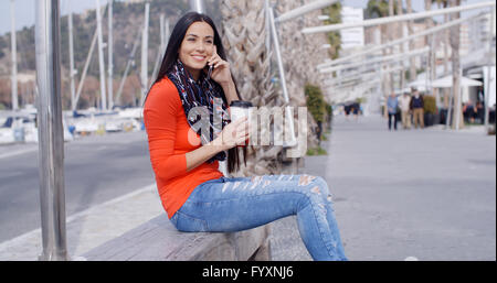 Ziemlich stylish junge Frau in bunte Mode Stockfoto