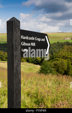 Großbritannien, England, Yorkshire, Calderdale, Heptonstall, Hebden Dale, Hardcastle Klippen und Gibson Mill National Trust Wegweiser Stockfoto