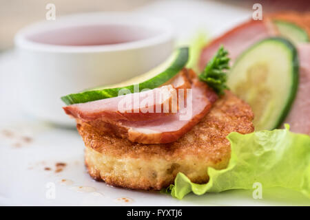 Käse-Pfannkuchen mit Schinken Stockfoto