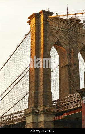 Nahaufnahme einer Säule auf die Brooklynbridge bei Sonnenuntergang Stockfoto