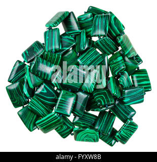 Perlenschnur aus mineralischen Edelsteine - grünen Malachit künstlichen Steinen isoliert auf weißem Hintergrund Stockfoto