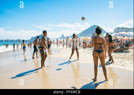 RIO DE JANEIRO - 27. Februar 2016: Junge brasilianische Männer und Frauen spielen eine Partie Beach-Fußball am Strand der Copacabana. Stockfoto