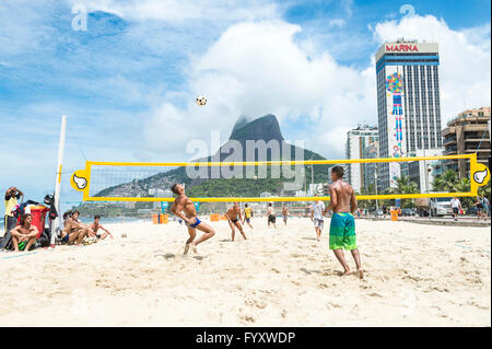 RIO DE JANEIRO - 17. März 2016: Brasilianer eine Partie Futevolei (Footvolley), ein Sport verbinden Fußball und Volleyball spielen. Stockfoto