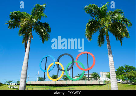 RIO DE JANEIRO - 18. März 2016: Olympische Ringe stehen unter Palmen im Park Parque Madureira in Zona Norte. Stockfoto
