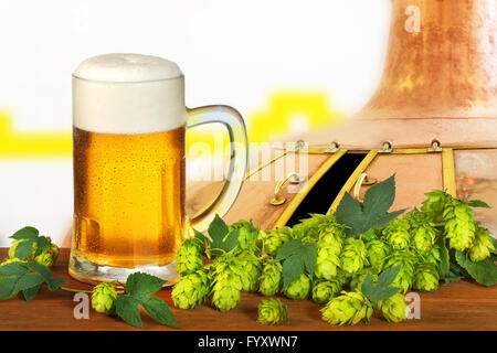 Glas Bier mit Hopfen in der Brauerei Stockfoto