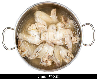 bietet mit gekochte Hähnchenflügel in fettigen Hühnerbouillon isoliert auf weißem Hintergrund Stockfoto