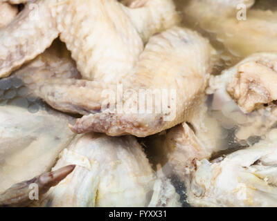 viele gekochte Hähnchenflügel in Hühnerbouillon hautnah Stockfoto