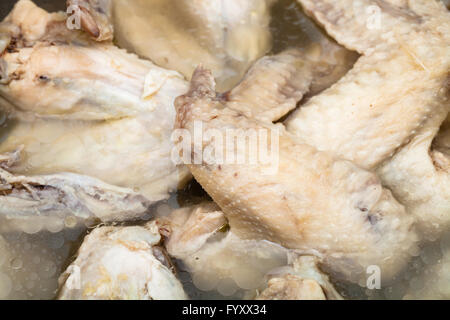 viele gekochte Hähnchenflügel in Hühnerbouillon hautnah Stockfoto