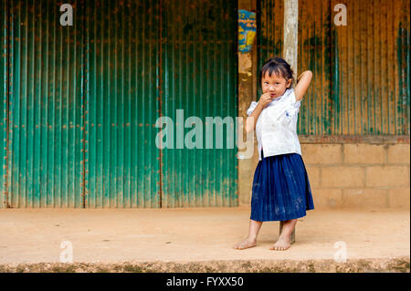 Asien. Süd-Ost-Asien. Laos. Provinz von Vang Vieng. Bauerndorf. Porträt von einem Lao kleines Mädchen. Stockfoto