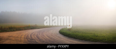 Schotterstraße im Nebel Stockfoto