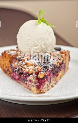 Bröckeln Sie Kuchen mit schwarzen Johannisbeeren Stockfoto