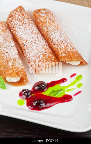 Sizilianische Cannoli auf Platte Stockfoto