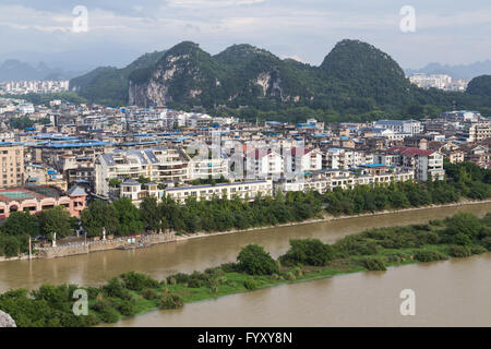 Panorama von Guilin und seiner Karstberge vom Fubo Berg Stockfoto