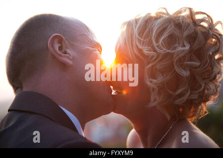 Glückliche Braut und Bräutigam küssen Stockfoto
