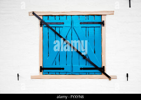 Alte Retro-Fenster mit Fensterläden Stockfoto