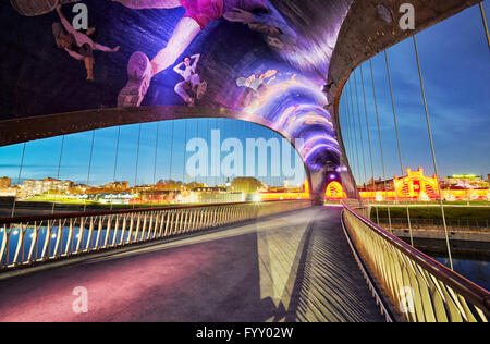 Matadero Brücke mit städtischen Motiven Mosaiken von Daniel Canogar. Madrid-Rio. Madrid, Spanien. Stockfoto