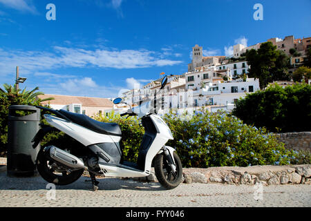 Scooter und Panorama von Ibiza, Spanien Stockfoto