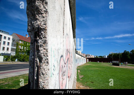 Gedenkstätte Berliner Mauer mit Graffiti. Stockfoto