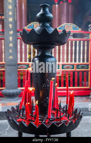 Kerzen brennen in Longshan buddhistischen Tempel in Taipei City, Taiwan Stockfoto