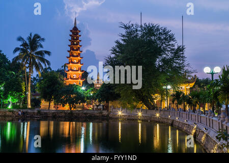 Lichter der Tran Quoc Pagode widerspiegelt bei Nacht, Hanoi im See. Stockfoto