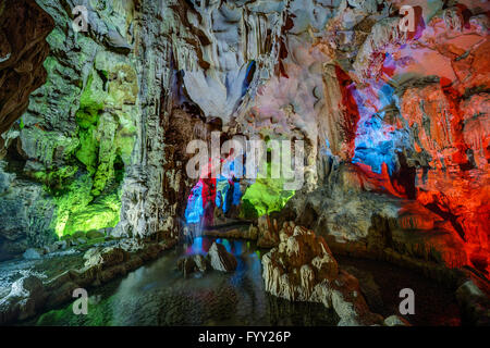 Bunte Beleuchtung in Dau Go Höhle in Halong Bucht, Vietnam Stockfoto