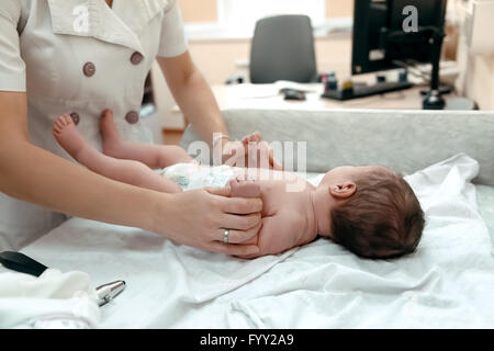 Kinderarzt untersuchen Littlle neugeborenes baby Stockfoto