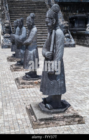 Statuen von Kriegern in Khai Dinh Kaisergrab in Hue, Vietnam Stockfoto