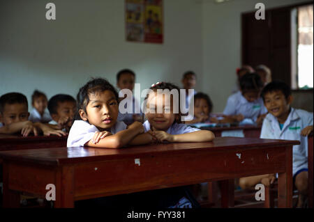 Asien. Süd-Ost-Asien. Laos. Provinz von Vang Vieng. Phatang Dorf. Ein Klassenzimmer der Grundschule in einem ländlichen Dorf. Stockfoto