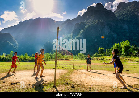 Asien. Süd-Ost-Asien. Laos. Provinz von Vang Vieng. Bauerndorf. Jungs spielen Sepak Takraw. Stockfoto