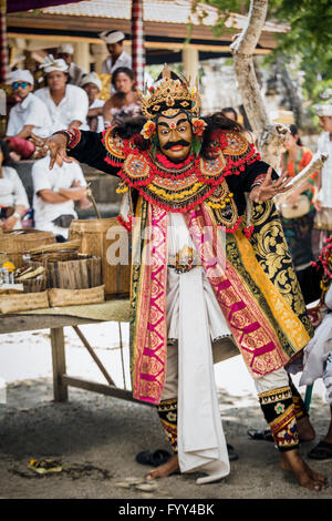 Balinesische Mann mit Maske erklingt in Kuningan Zeremonie während der Galungan religiösen Zeremonie auf Bali Stockfoto