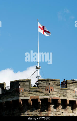 Flagge von Saint George auf Guy's Tower, Schloss Warwick, Warwickshire, Großbritannien Stockfoto