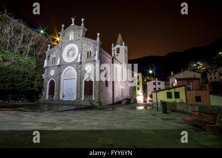 Riomaggiore-Gasse in der Nacht Stockfoto