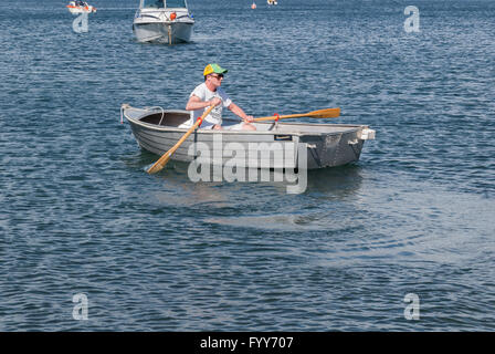 Mann eine typische Aluminium Ruderboot Rudern oder blechern am Lake Taupo in Neuseeland Nordinsel Stockfoto