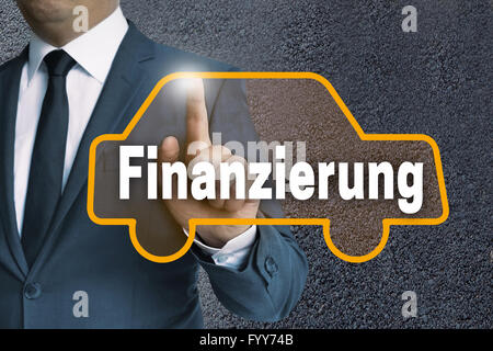 Finanzierung (im deutschen Finance) Auto Touchscreen von Geschäftsmann Konzept betrieben. Stockfoto