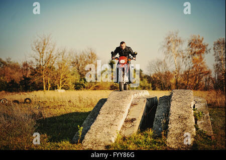 Enduro Racer auf seinem Motorrad sitzen Stockfoto