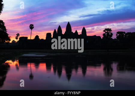 Angkor Wat Tempel zu dramatischen Sonnenaufgang reflektieren im Wasser Stockfoto