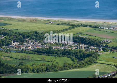 Eine breite Luftaufnahme der Northumberland Dorf Warkworth, zeigt die Küste und Warkworth Castle Stockfoto