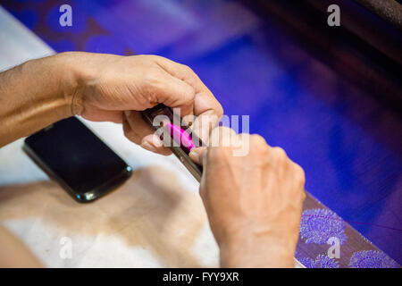 Eine jamdani sari Arbeiter Rollen einer Rosa swing Roll © jahangir Alam onuchcha/alamy Stockfoto