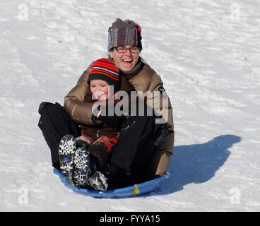 Mutter und Sohn (4 Jahre alt) Rodeln in Quebec Kanada Stockfoto