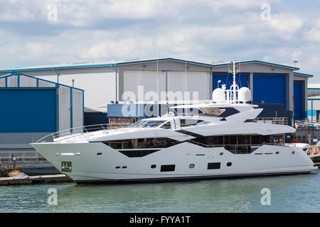 Sunseeker-Luxus-Boote auf Sunseeker Werft in Poole im April Stockfoto