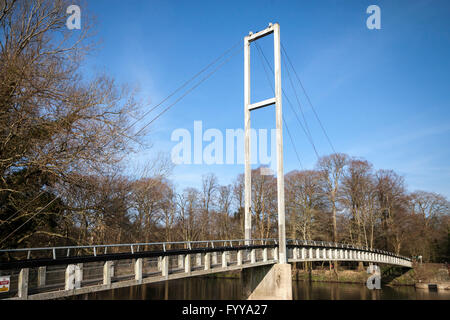 Eine Brücke über den Fluss Taff in Cardiff vor blauem Himmel Stockfoto