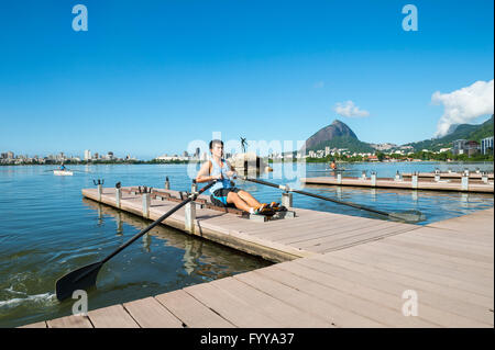 RIO DE JANEIRO - 14. März 2016: Ruderer übt seine Technik auf ein spezielles Dock Trainingsplattform Rodrigo de Freitas-Lagune. Stockfoto