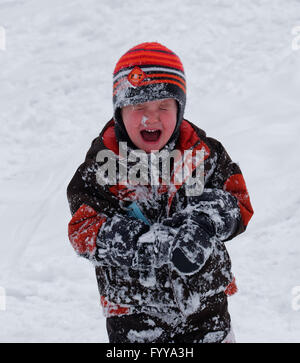 Ein kleiner Junge (3 Jahre old0 schreien nach einem Sturz in Schnee Stockfoto