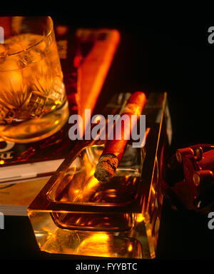 Ein Whiskeyglas und Zigarre, drinnen Stockfoto