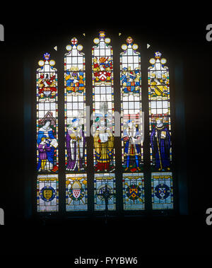 Buntglasfenster in einer Kirche in Stratford im Inneren. Stockfoto