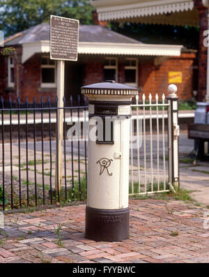 Briefkasten, außen weiß. Stockfoto