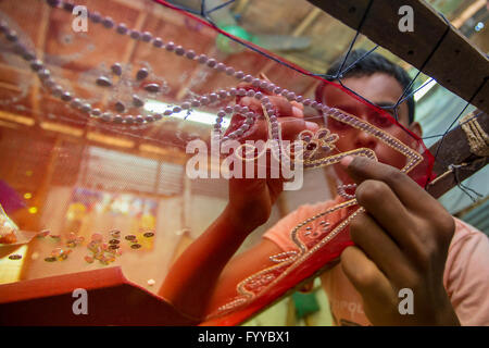 Ein Jugendlicher (rohit, 12 Jahre) fügt Detail zu einem traditionellen jamdani Saree © jahangir Alam onuchcha/alamy Stockfoto